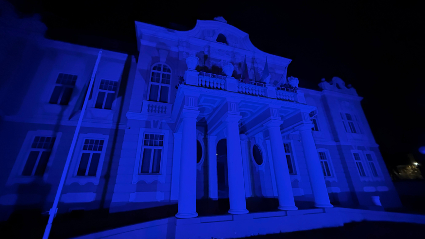 Șase clădiri ale universității au fost iluminate în albastru de Ziua Mondială a Diabetului